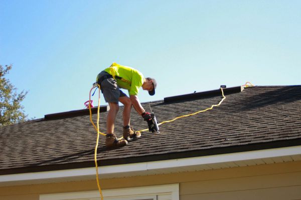 Top solutions pour un démoussage de toit à Treillières